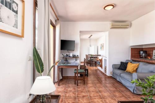 a living room with a couch and a table at Casa El Salto in Los Llanos de Aridane