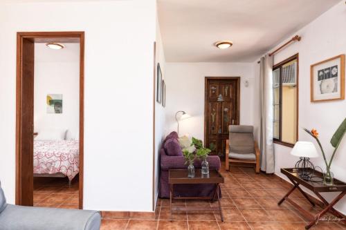 a living room with a couch and a table at Casa El Salto in Los Llanos de Aridane