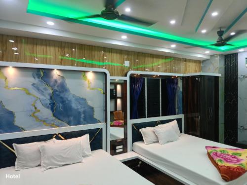 Postel nebo postele na pokoji v ubytování Hotel Dwarkadhish Tarapith