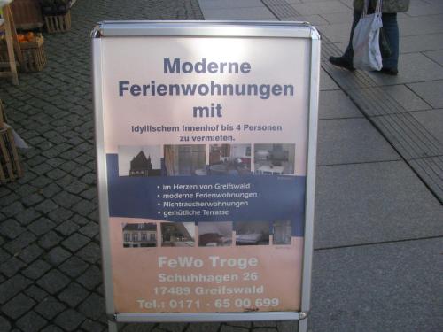 a sign on the side of a street at Moderne Ferienwohnung Mitten In Greifswald in Greifswald