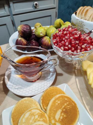 a table topped with bowls of fruit and bread at Piana la Gatta in Cusano Mutri