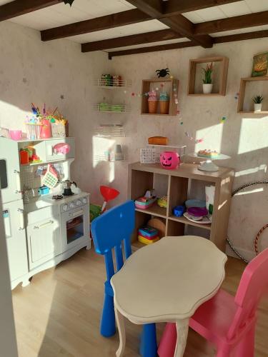 a toy kitchen with a table and a table and chairs at Piana la Gatta in Cusano Mutri