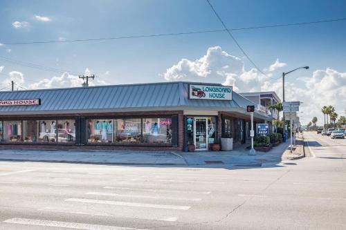 a store on the corner of an empty street at Family Retreat At The Beach - Direct Oceanfront! in Indialantic