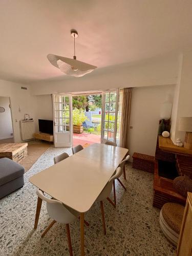 un salon avec une table et un canapé dans l'établissement Maison à 4km de Hossegor, à Bénesse-Maremne