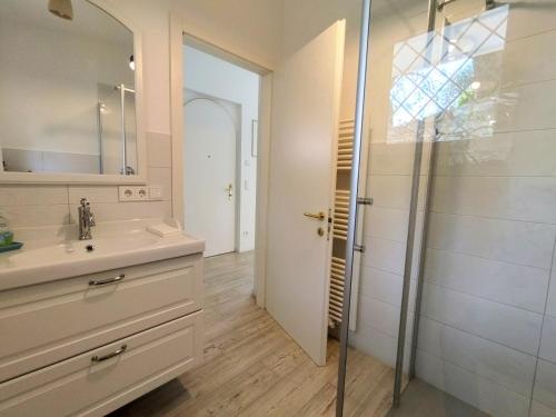 ブレンゾーネにあるVilla Sonjaの洗面台と鏡付きシャワーを備えたバスルーム