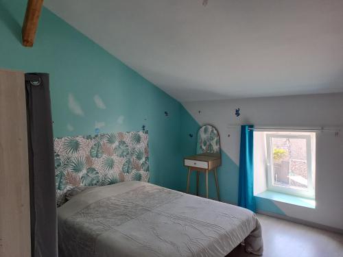 une chambre avec un lit aux murs bleus et une fenêtre dans l'établissement Chambre chez l'habitant, à La Ronde