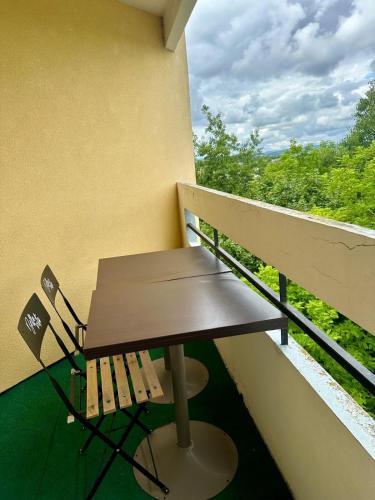 une table et une chaise sur un balcon dans l'établissement Apartment Reims, à Reims