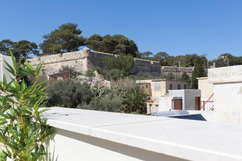 Kotsifi Stays - Cozy 2BR with Rooftop Terrace!