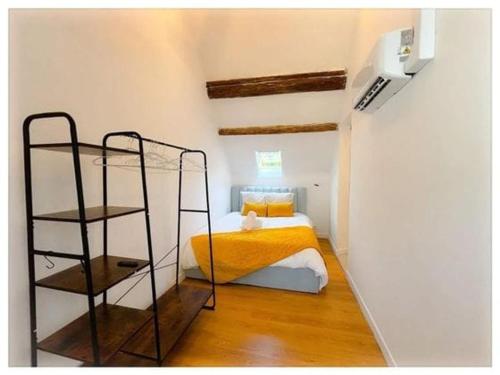 une chambre avec un lit superposé et une échelle dans l'établissement Maison normande, à Gouffern en Auge