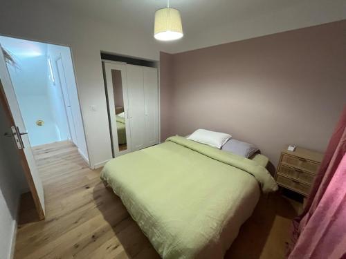 une petite chambre avec un lit et un miroir dans l'établissement Magnifique Villa Piscine 3mn Plage Pointe Rouge, à Marseille