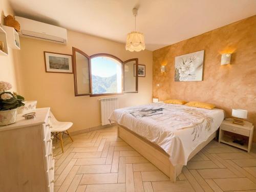 une chambre avec un grand lit et une fenêtre dans l'établissement Maison Familiale 3 chambres Cœur de la Nature, à Drap