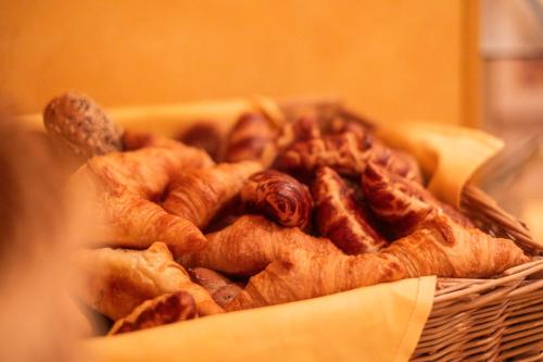 a basket filled with some food in a room at Strandhotel Sylt Westerland in Westerland (Sylt)