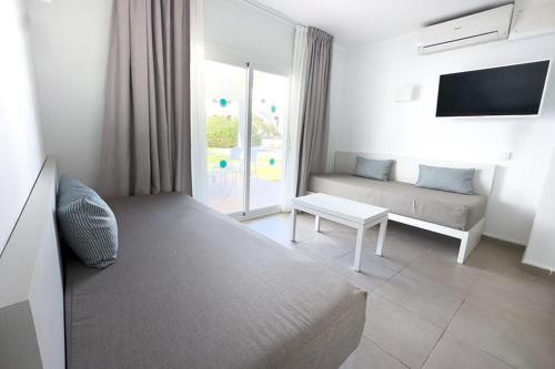 A bed or beds in a room at BLUESEA Ses Cases d'Or