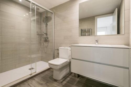 Un baño con inodoro, ducha y lavabo. en Apartarent 1500 - Apartamento Letassi, en Baqueira Beret