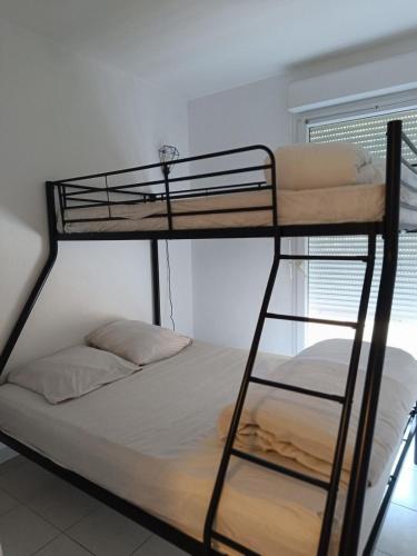 quelques lits superposés dans une chambre dans l'établissement Jolie T2 sur Menton entre Monaco et Italie, à Menton