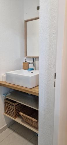 une salle de bain avec un lavabo et un miroir dans l'établissement Jolie T2 sur Menton entre Monaco et Italie, à Menton