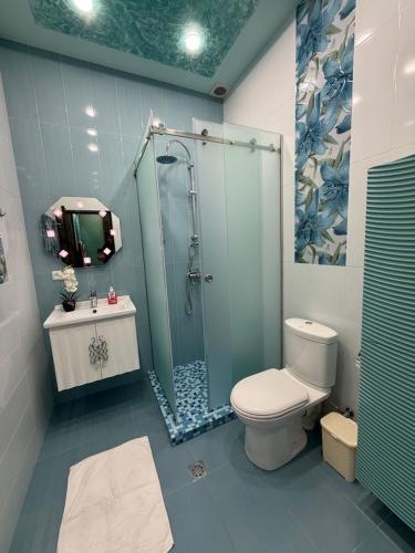 une salle de bain avec une douche, des toilettes et un lavabo dans l'établissement Villa Melqonyans, à Erevan