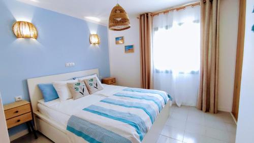 カレタ・デ・フステにあるLa Mayaのベッドと大きな窓のある寝室