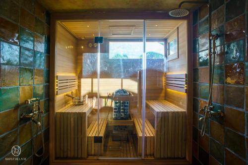 una vista interna di una sauna in una casa di Nham Village Resort a Ninh Binh