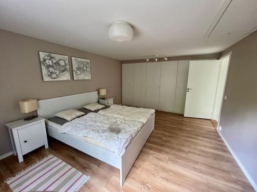 Un pat sau paturi într-o cameră la Hörneborg Summer Home