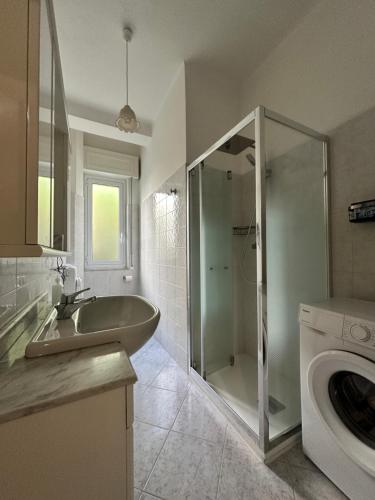モネーリアにあるCasa Bianca 4 - confortevole in centro a Monegliaの浴槽、シャワー、洗面台を備えたバスルーム
