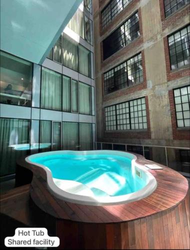 a hot tub in front of a building at F 02 Loft in Montréal