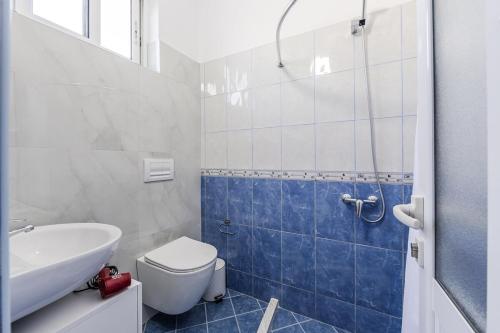 Koupelna v ubytování Serene Studio with Balcony Golem