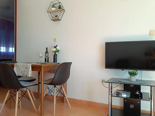 Televízia a/alebo spoločenská miestnosť v ubytovaní Apartment in Sevid with Seaview, Balcony, Air condition, WIFI (4755-4)