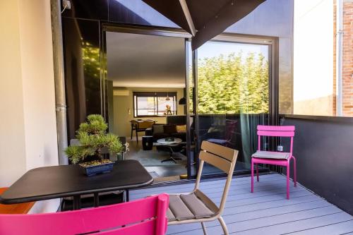 une pièce avec une table et des chaises sur un balcon dans l'établissement T3 Moderne au coeur de Castanet-Tolosan, à Castanet-Tolosan