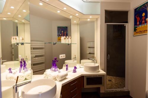 La salle de bains est pourvue de 3 lavabos et d'un grand miroir. dans l'établissement T3 Moderne au coeur de Castanet-Tolosan, à Castanet-Tolosan