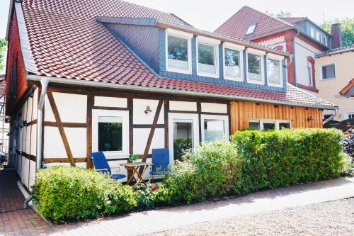 a house with two chairs and a table in front of it at Altstadt Apartment V- Studio-3 Personen- Waschmaschine- Parkplatz in Wolfsburg