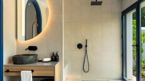 Bilik mandi di SO/ Sotogrande Spa & Golf Resort Hotel
