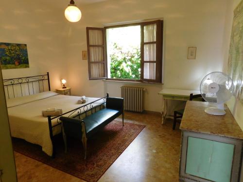 a bedroom with a bed and a desk and a window at Villa Maria Lake View,7 minuti a piedi dal centro, parcheggio privato in Torri del Benaco
