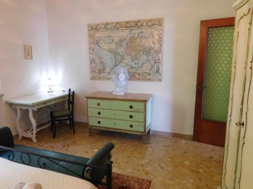 a bedroom with a desk and a dresser and a table with a desk at Villa Maria Lake View,7 minuti a piedi dal centro, parcheggio privato in Torri del Benaco
