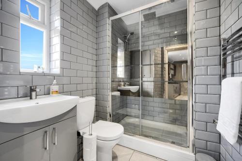 ein Badezimmer mit Toilette, Waschbecken und Dusche in der Unterkunft Luxury Penthouse Suite - Swansea Central - Beach in Swansea