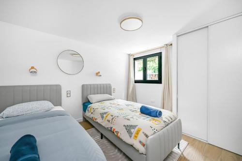 a bedroom with a bed and a window at Le Jardin - 3 pièce - Parking - Disney & Paris in Le Plessis-Trévise