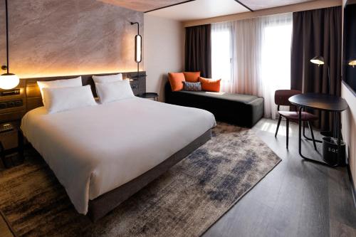 Ein Bett oder Betten in einem Zimmer der Unterkunft Novotel Paris Suresnes Longchamp