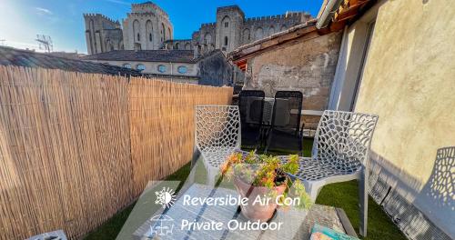 AC - PRIVATE Exterior - Au pied du palais des papes!