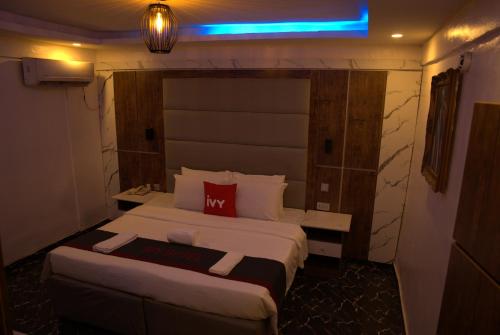 Postel nebo postele na pokoji v ubytování Ivy Hotel Awolowo