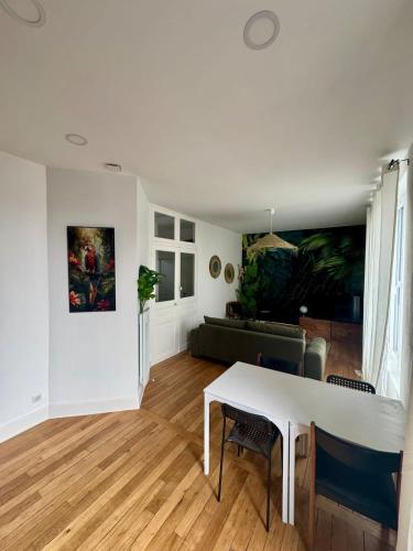 a living room with a white table and a couch at Pura vida in Soissons