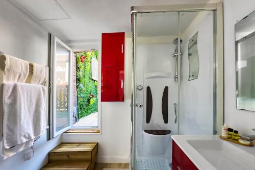 une salle de bain avec douche et lavabo dans l'établissement Ohana, à Deauville