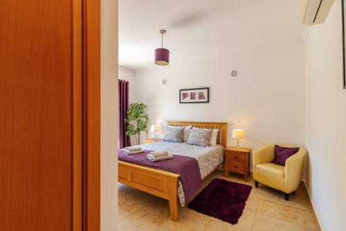 Postel nebo postele na pokoji v ubytování James's Quinta das Palmeiras, spacious 2 bedroom apartment in luxury complex, walking distance to town and beach