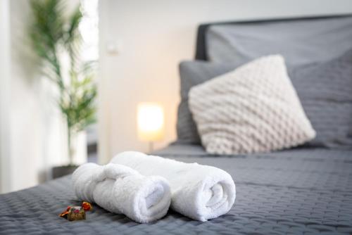 a pile of towels sitting on top of a bed at MOLA Apartments-Moderne Ferienwohnung im Herdecker Zentrum für 3 Personen-mit Balkon-Grill-Gratis Parkplatz-WLAN in Herdecke