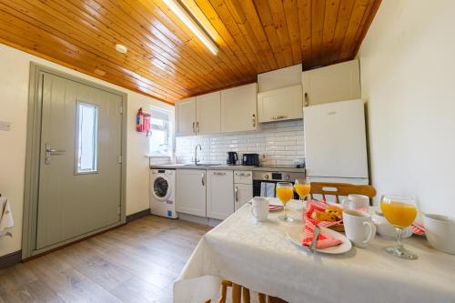 Kuchyň nebo kuchyňský kout v ubytování Steepleview 2 Bedroom