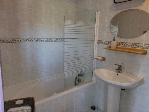 a bathroom with a sink and a bath tub and a sink at Haubette in Meurville