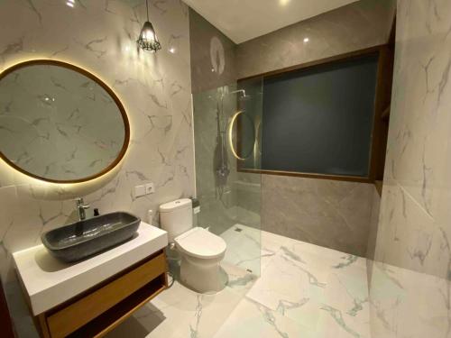 Un baño de Villa Garuda - above it all!