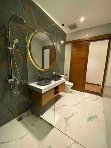 Un baño de Villa Garuda - above it all!