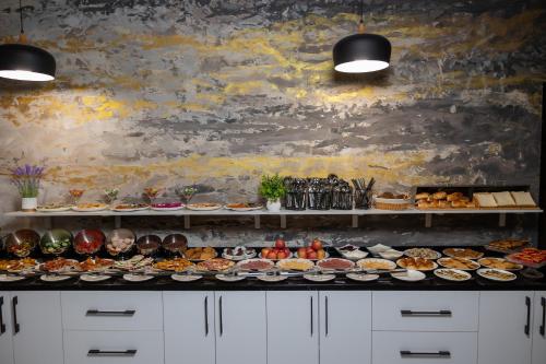 een buffet met veel verschillende soorten eten op borden bij Lavanda hotel Free Airport Service in Tasjkent