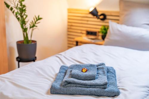 a pile of towels sitting on top of a bed at anderswo - Urlaub im Allgäu in Leutkirch im Allgäu