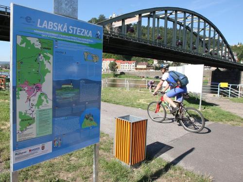 a person riding a bike under a bridge at Chaloupka u Lovoše in Velemín